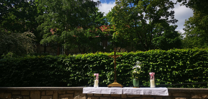 Altar auf der Terrasse der Martin-Luther-Kirche am Himmelfahrtstag 18. Mai 2023. Foto: Angelika Stolz