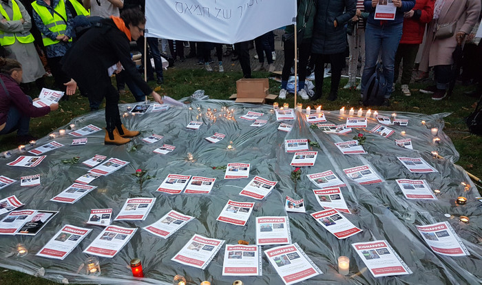 Weltweit gedenken Menschen der Opfer in Israel wie hier in Berlin am Wittenbergplatz [jh]