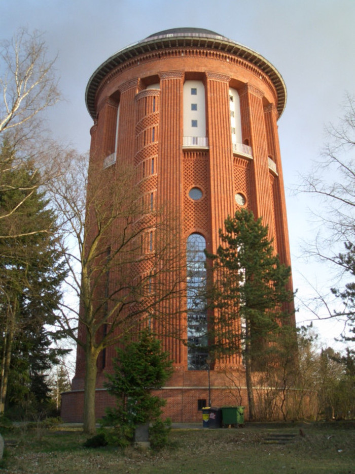 Wasserturm auf dem Friedhof Bergstraße Steglitz. Foto Wikipedia User:Mutter Erde