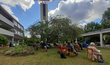 Blick auf Open Air Gottesdienst unterm Apfelbaum im Patmosgarten. Bild jh