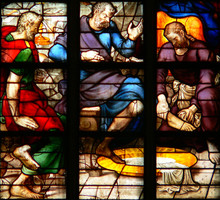 Die Fußwaschung. Glasfenster in der Sint Janskerk, Gouda. Bild: Wiki-User Joachim Köhler
