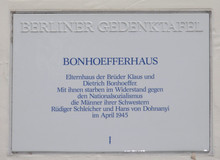 Gedenktafel am Bonhoeffer-Haus. Bild Axel Mauruszat | Wikipedia