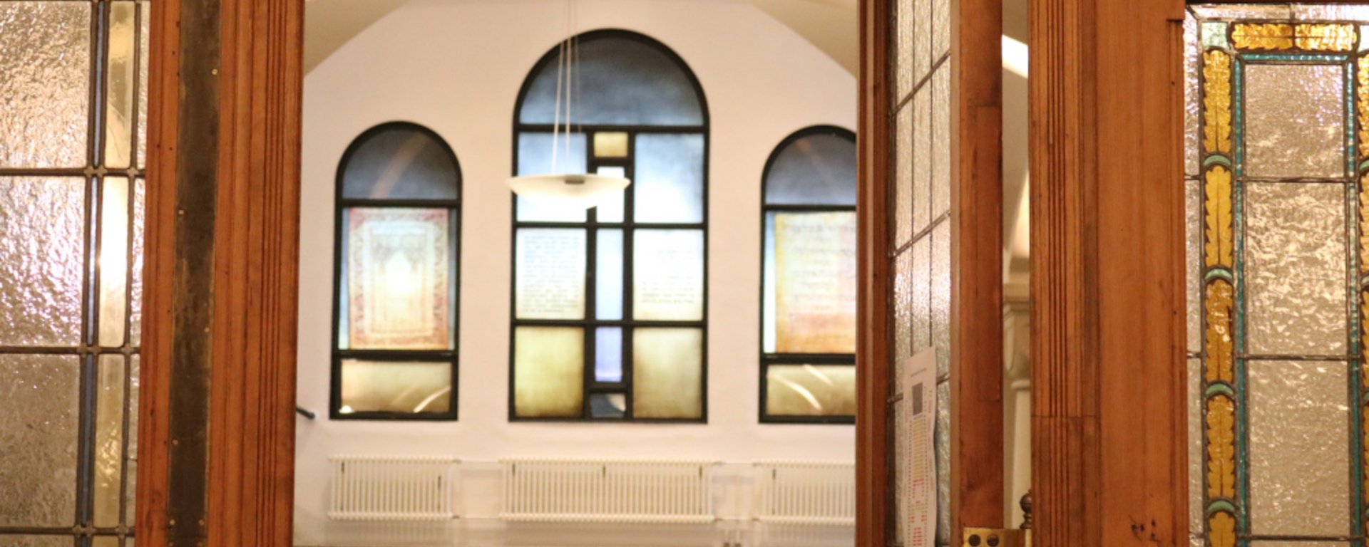 Vestibül Treppenaufgang Eingangsbereich. Blick aus der Synagoge. Bild HannaJ