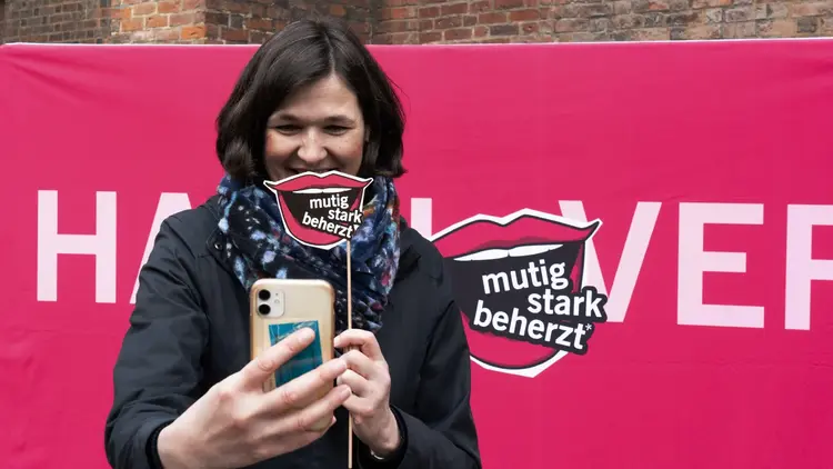 Generalsekretärin Kristin Jahn mit FotoStick der Kampagne für den Kirchentag in Hannover