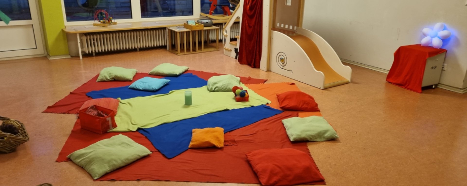 Kuscheln & Spielen. Bild: Patmos-Kita