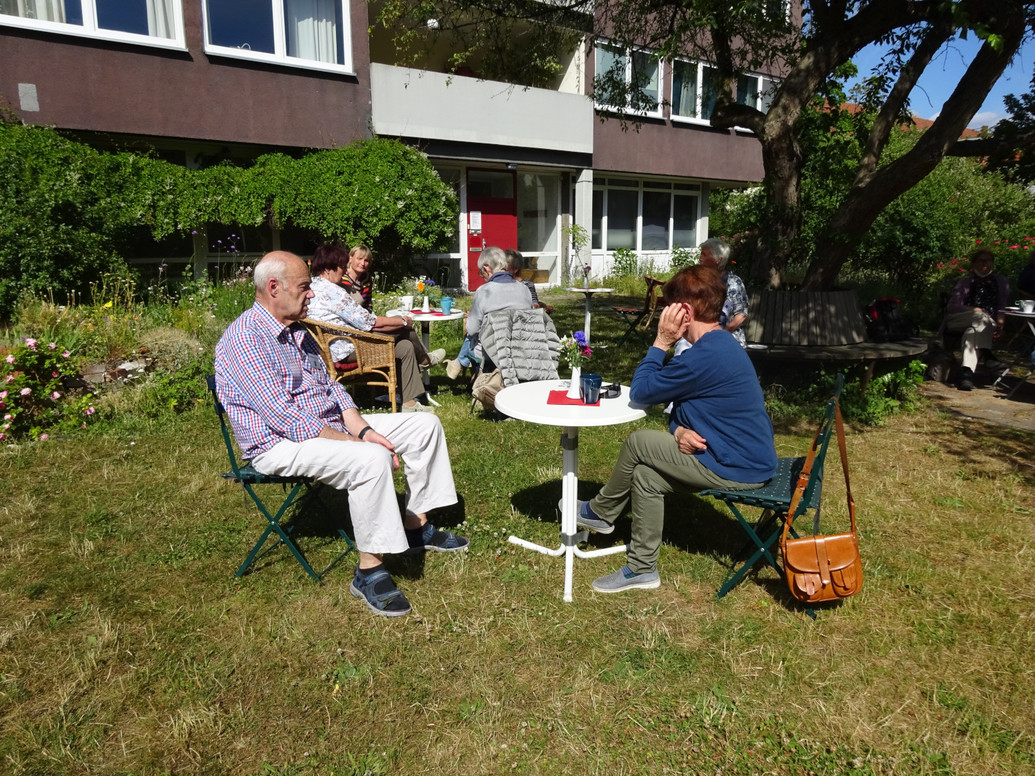 Weitere Gäste im Sommer-Café. Bild Agda von Walter