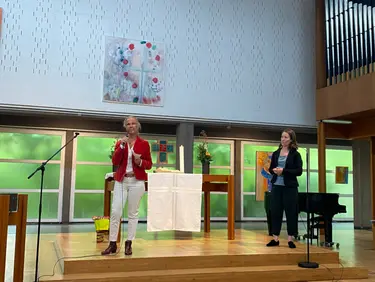 Ausstellungseröffnung durch Johanna Weber (re.) mit der Künstlerin Anneli Schwager. Bild: Tobias Schnabel