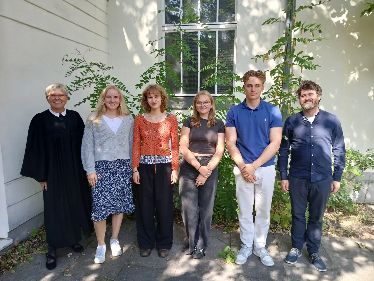 Die Freiwilligen 2024 - eingerahmt von Pfarrerin Andrea Köppen und Robert, dem ASF-Begleiter. [Einverständnis liegt vor. Danke!]