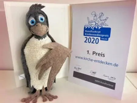 Kira steht neben der mdr-Auszeichnung