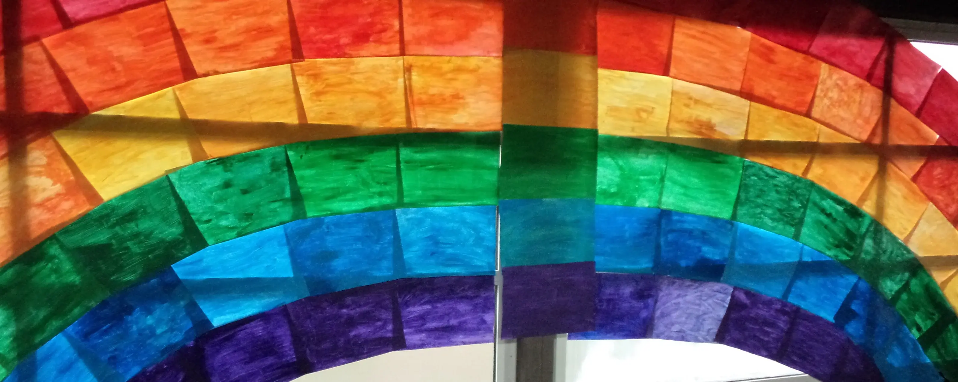 Regenbogen aus einzelnen Blätter zusammengestellt und gemalt von den Kindern der Musicalgruppe