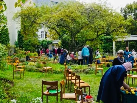 Die Gemeinde im Patmosgarten am Zierapfelbaum.
