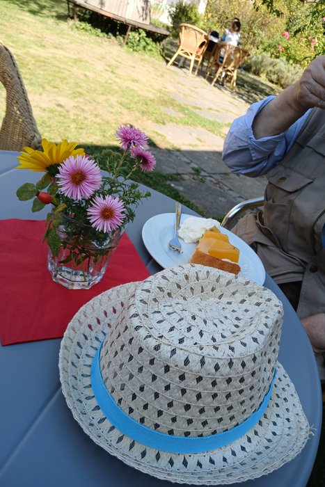 Kaffee-Gedeck mit Hut