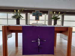 Altar in der Passionszeit (liturgische Farbe: Violett). Bild jh