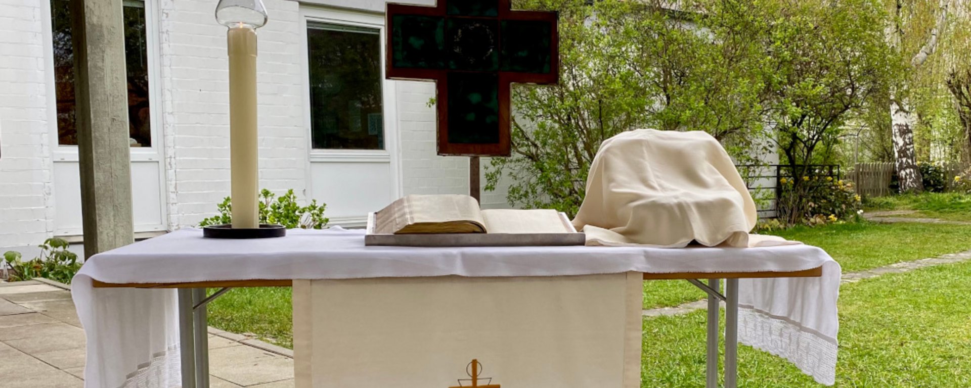 Blick auf den Altar vor der Kirche zum Gottesdienst an Gründonnerstag. Bild: Gabriele Wuttig-Perkowski