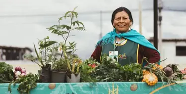 Der Blumenindustrie trotzen Die Gewächshäuser in der  Region Cayambe schaden der Umwelt und fördern die Armut.  Bäuerinnen wie Erlinda Pillajo zeigen Alternativen auf.