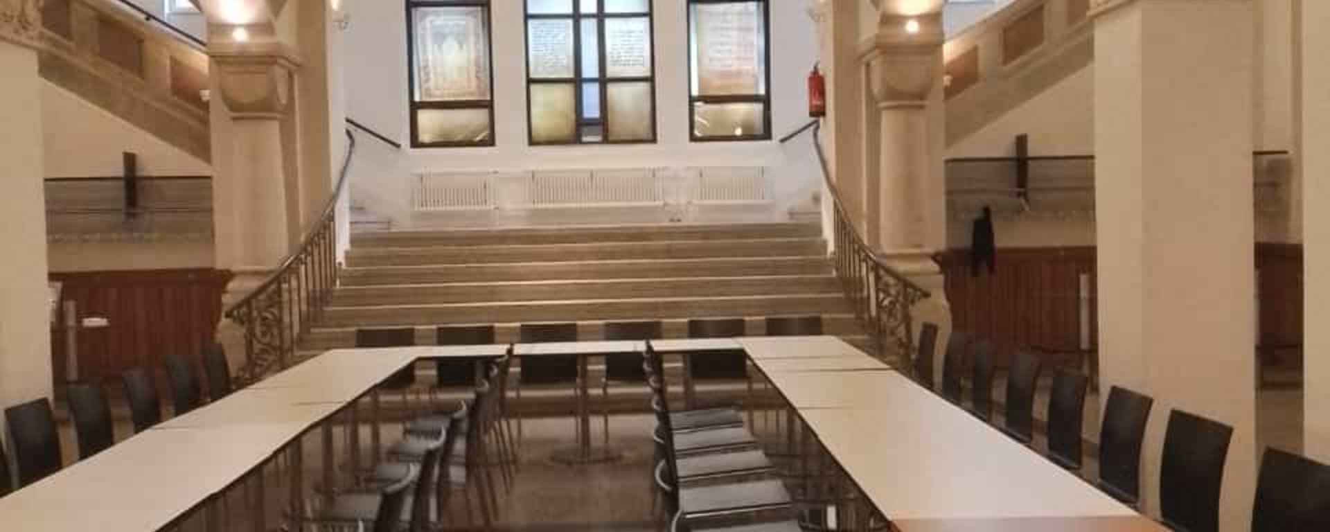 Vestibül mit Tafel, die nach dem Gottesdienst zum Gespräch und gemeinsamen Essen dient. Bild EK