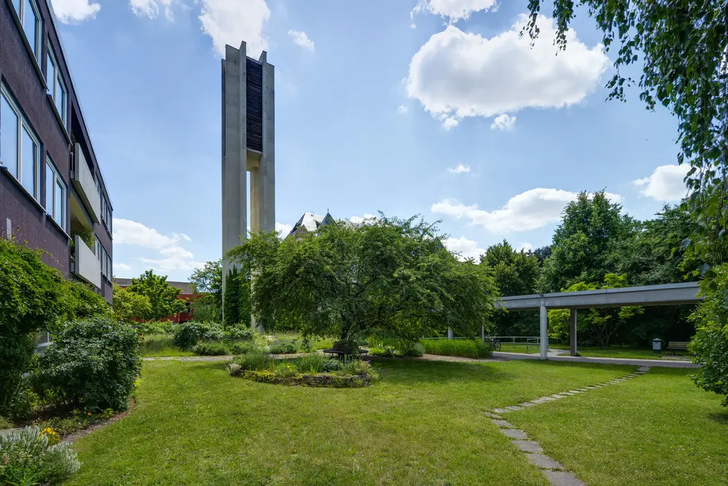 Wiese am Patmosturm mit Blick auf historischen Apfelbaum