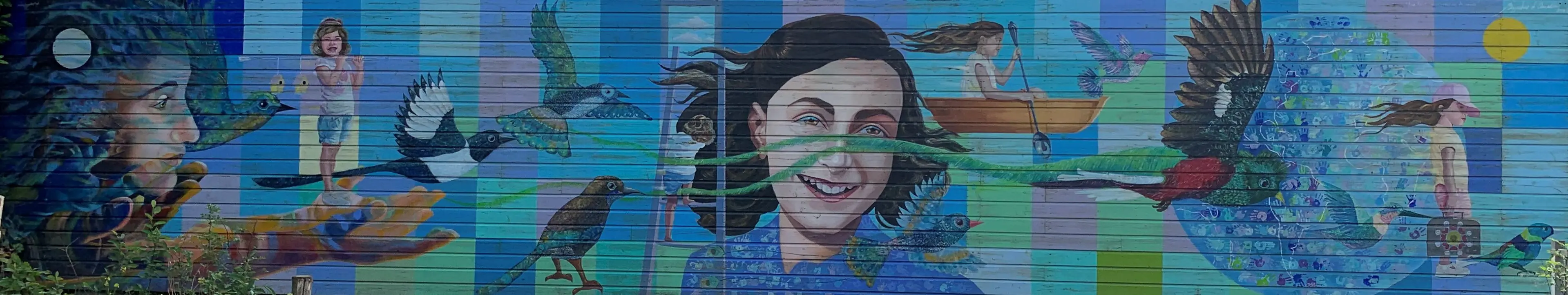 Das Anne-Frank-Zentrum bietet Ausstellungsbegleitungen, Projekttage und Stadtspaziergänge für Familien und Erwachsene an.