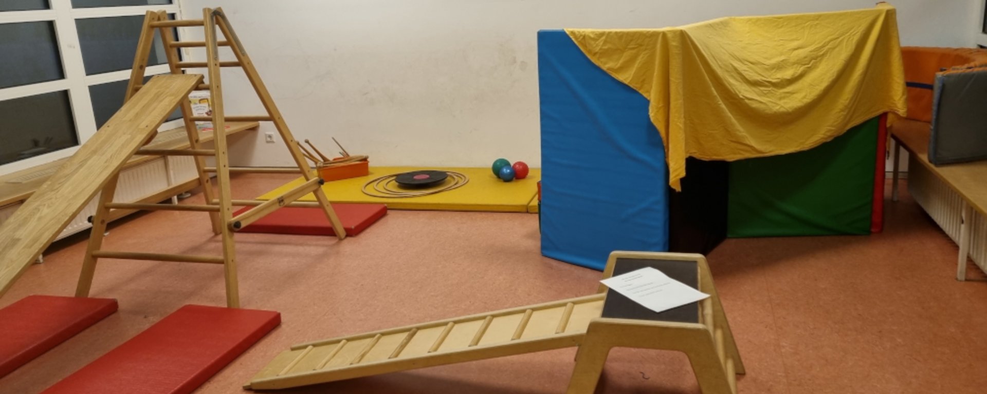 Toben im Spielraum. Bild: Patmos-Kita
