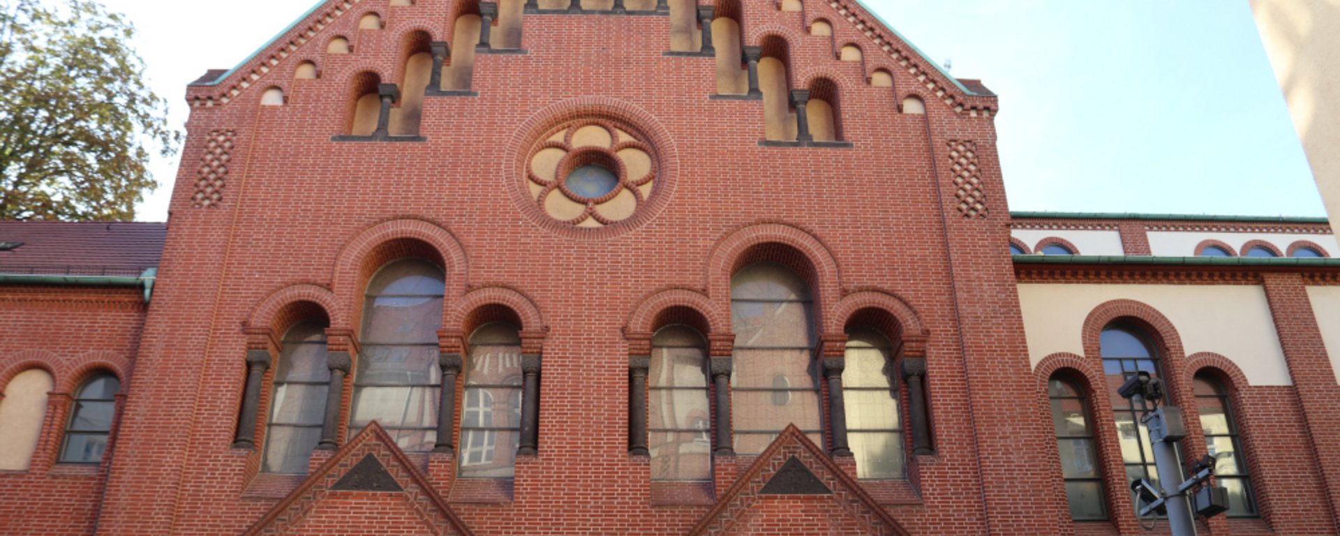 Hauptportal der Synagoge mit Rossettenfenstern und Gesetzestafel. Bild HannaJ
