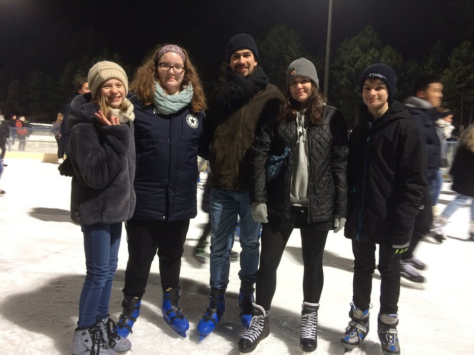 Jugendlich auf der Eisbahn.
