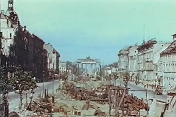 Unter den Linden nach Kriegsende 1945. Screenshot aus: Welche Farbe hat der Krieg? Spiegel TV, 2000. Teil 2 bei 1:18:53 (VHS)