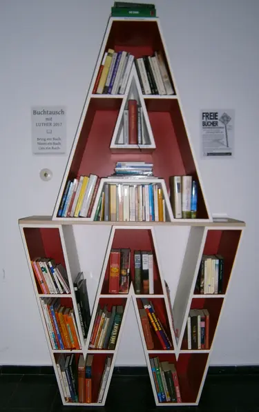 Unser Buchtausch-Regal
