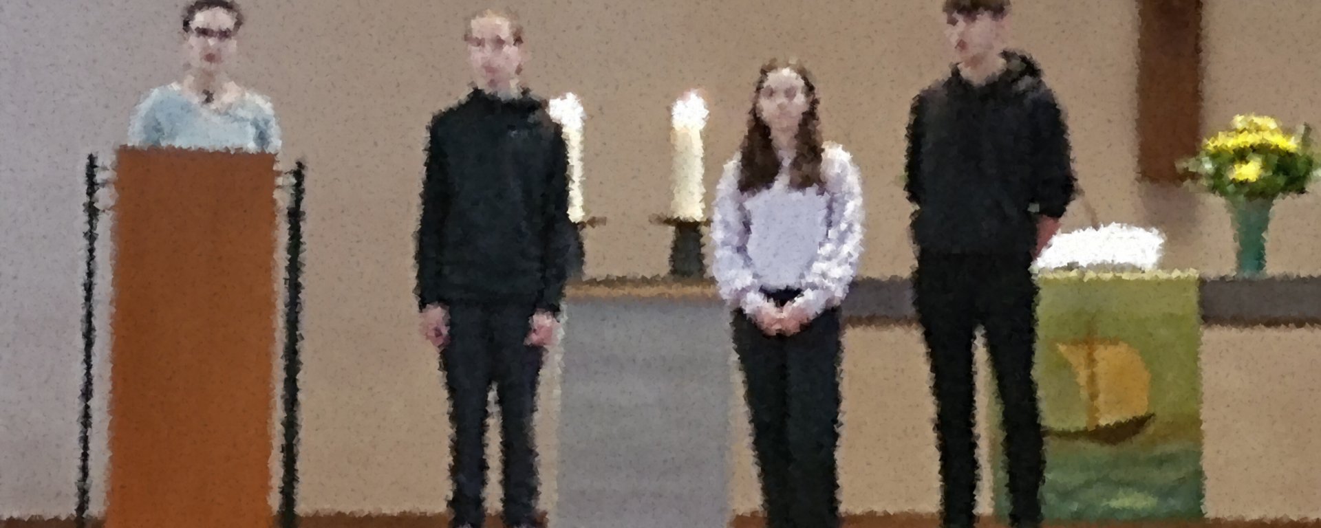 Jugendliche sprechen einen Segen für Jugenddiakon aus