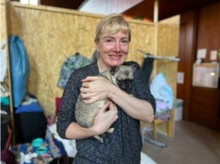 Tetjana mit ihrem 2jährigen Chihuahua Nike. Bild aus tsp NL Leute-SZ vom 7.9.2023