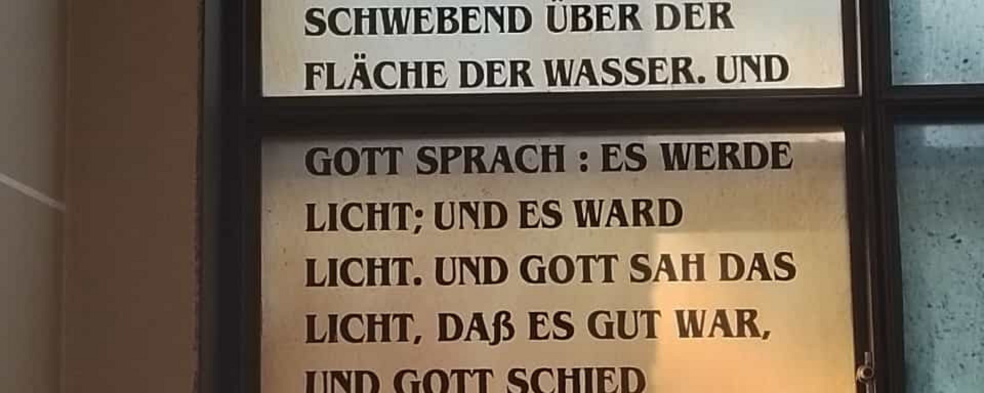 Am Anfang schuf Gott ... Fensterbild deutscher Text. Bild EK
