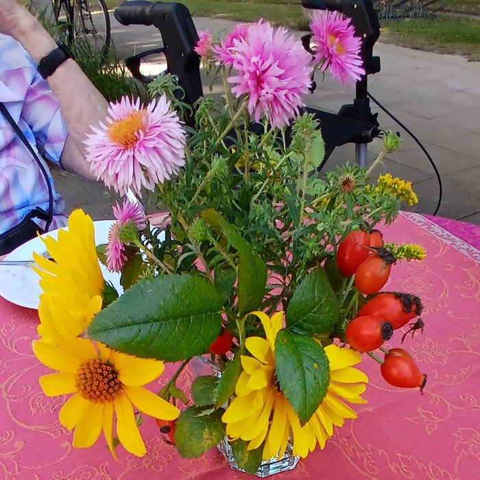 Auf allen Tischen stehen Blumen aus dem Garten