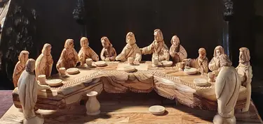 Das Letzte Abendmahl, aus Olivenholz geschnitzt von Naim Shahwan. Birgit Arndt/Fundus