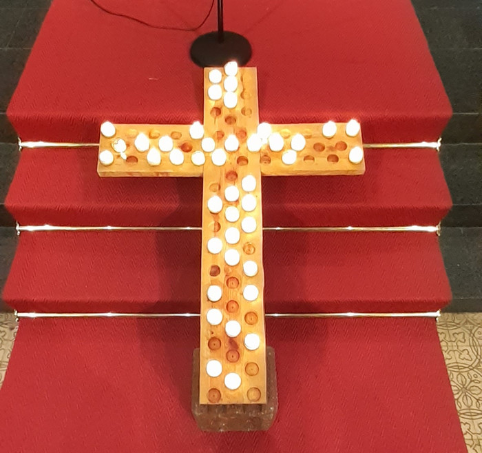 Foto des Kerzenkreuzes aus dem Gottesdienst vom 25.02.2022. Bild jh