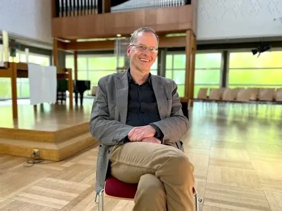 Superintendet Thomas Seibt in der Kirche der Patmos-Gemeinde zum Interview. Bild: Boris Buchholz