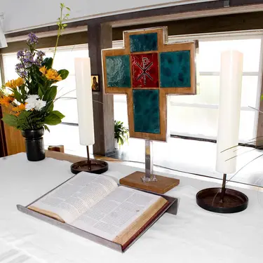 Kreuz auf Altar in Patmos-Gemeinde. Bild Jack Simanzik