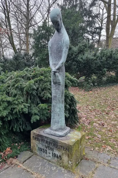 Mahnmal für die Verfolgten von 1933–1945 vor der Matthäus-Gemeinde Steglitz