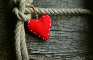 "Halt Dich an Deiner Liebe fest" Symbolbild zum Valentinstag. Bild congerdesign pixabay