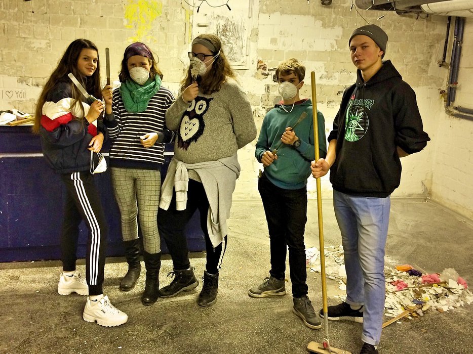 Ersthelfer:innen beim Ausbau des Jugendkellers.