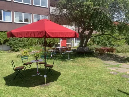 Neu beschirmt im Sommergarten. Bild -sky