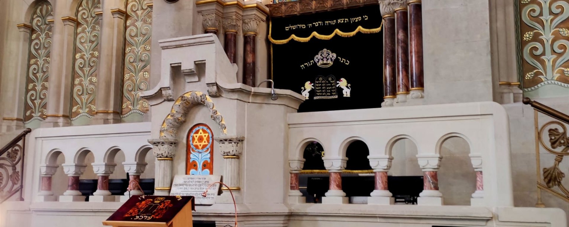 Blick auf Bimah und Thoravorhang mit erleuchteter Menora. Bild TG