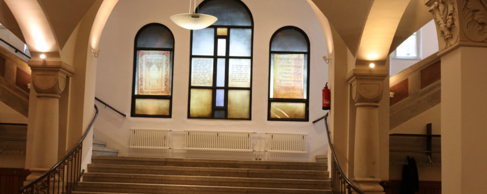 Vestibül Treppenaufgang Eingangsbereich der Synagoge. Bild HannaJ