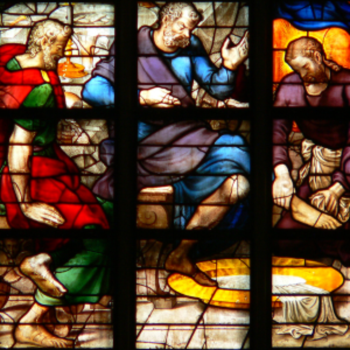Die Fußwaschung. Glasfenster in der Sint Janskerk, Gouda. Bild: Wiki-User Joachim 