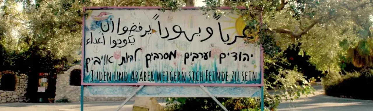 Banner am Dorfgelände: Juden und Araber weigern sich, Feinde zu sein!