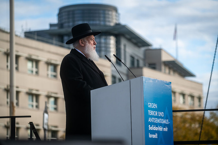 Rabbiner Ehrenberg auf der Solidaritätskundgebung vor dem Brandenburger Tor. Bild Nick Jaussi | nick@jaussi.eu