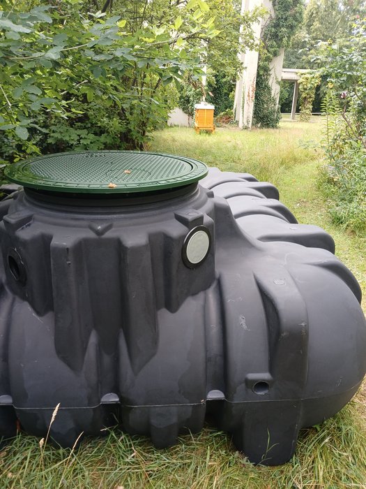 Die Zisterne wartet auf ihren Einsatz im Patmosgarten.