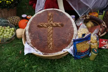 Erntedankbrot am Altar 2021. Der Gottesdienst wurde im Freien gefeiert.