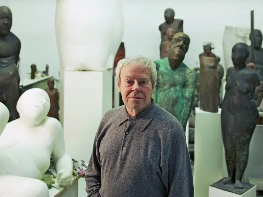 Der Künstler Waldemar Otto in seinem Atelier.