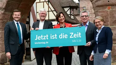 Auf einer Pressekonferenz wurde Thomas de Maizière heute als Präsident vorgestellt und verkündete dabei gemeinsam mit dem Nürnberger Oberbürgermeister Marcus König und dem Landesbischof der Evangelisch-Lutherischen Kirche in Bayern, Heinrich Bedford-Strohm die Losung für den Nürnberger Kirchentag, der vom 7. bis 11. Juni 2023 in der fränkischen Metropolregion gefeiert werden soll.