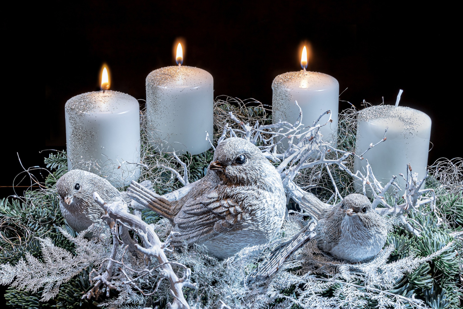 Adventskranz mit drei leuchtenden Kerzen. Bild: Myriams-Fotos/pixabay