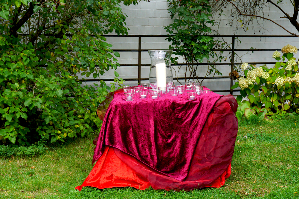 Tisch der Stille. Hier konnten Gemeindemitglieder ihre Fürbitten/Gebete mit Kerzen bestätigen. Bild © Perkowski